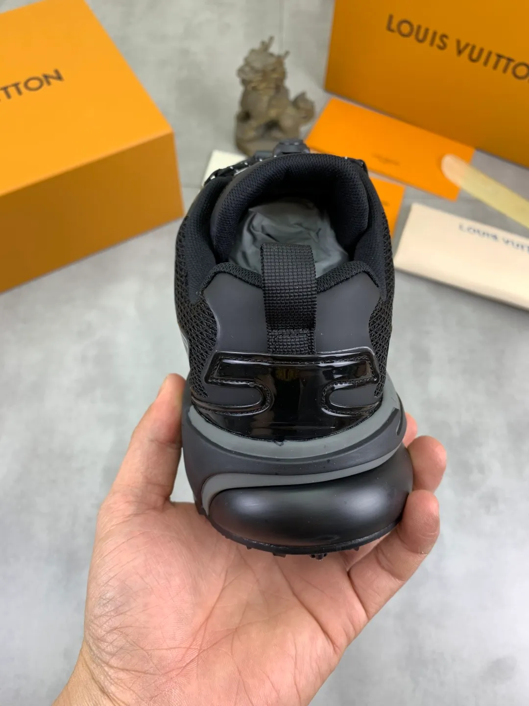 Men's Men's Shoes💰P740 New High Version LV Louis Vuitton L Jialu Brand Runner Tatic Series Thick Sole Casual Sports Shoes Running Shoes Original Purchase Development Production This LV Runner Tatic sports shoe combines technical materials such as mesh fabric and ribbons to interpret the inspiration of traditional mountaineering shoes. LV letters are written on one side, the lariat buckle of the quick lacing system is embellished with Monogram flowers and Louis Vuitton logos, and the light and wear-resistant rubber outsole completes the whole package. The delivery counter is beautifully packaged🛍📦 ▪️Fabrics: Original imported custom technical fabric + mesh ▪️Inner lining: Original customized breathable mesh ▪️Sole: Original open-molded anti-slip rubber combination material ▪️Sole thickness: 4CM ▪️Size: Men's 39-44 (38 45 (customized)
